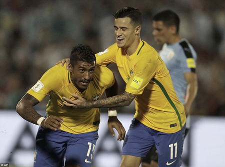 Paulinho (trái) lập hat-trick cho Brazil.